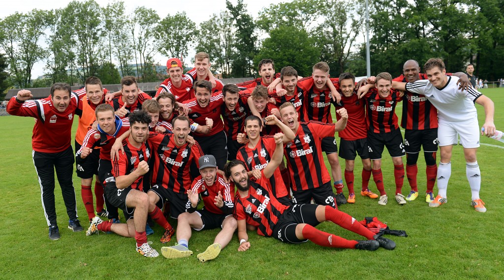 Fussball 3./2. Liga; FC Münsingen - FC Zollbrück 1:0: Die Münsinger feiern ihren Aufstieg. © Andreas Blatter